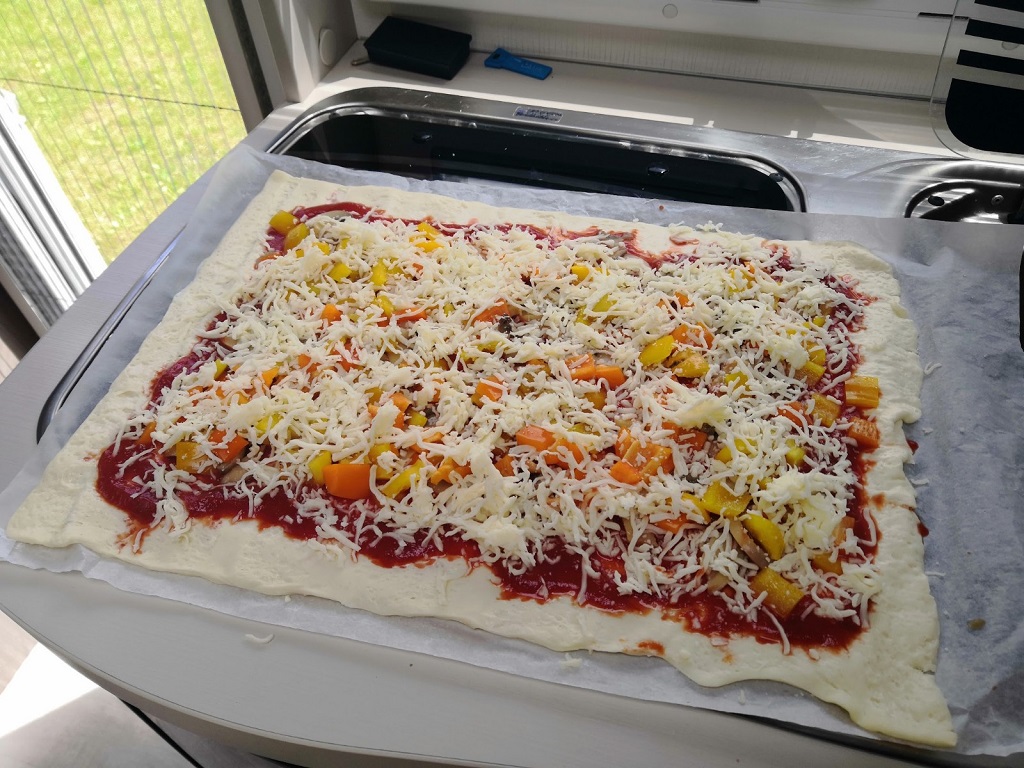 Pizza im Omnia Backofen