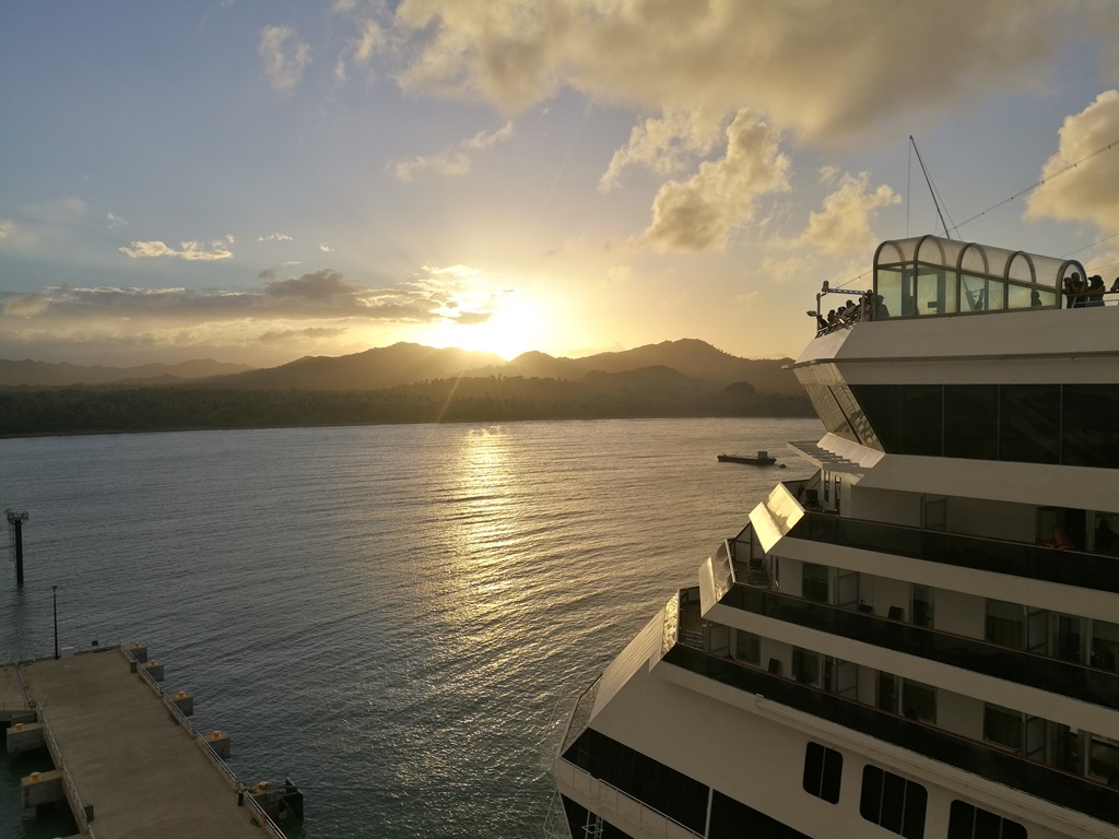 Sonnenuntergang auf der AIDAluna in Amber Cove