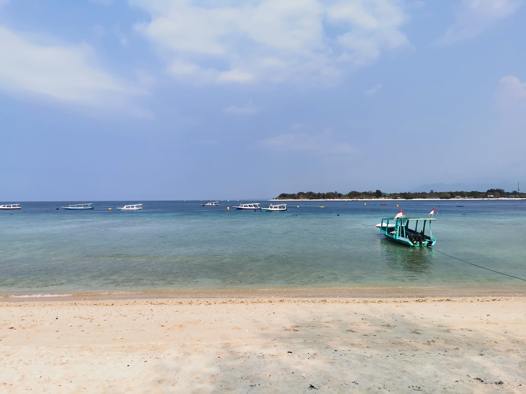 Strand Gili Trawangan mit Blick auf Gili Meno