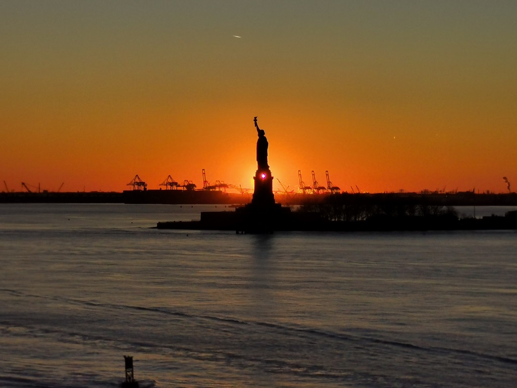 Freiheitsstatue bei Sonnenuntergang von der Norwegian Getaway