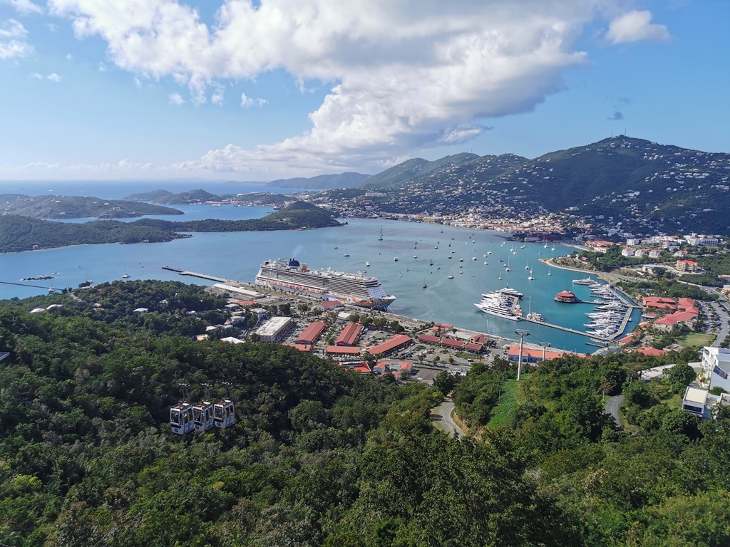 Blick auf Norwegian Getaway in St. Thomas vom Paradise Point